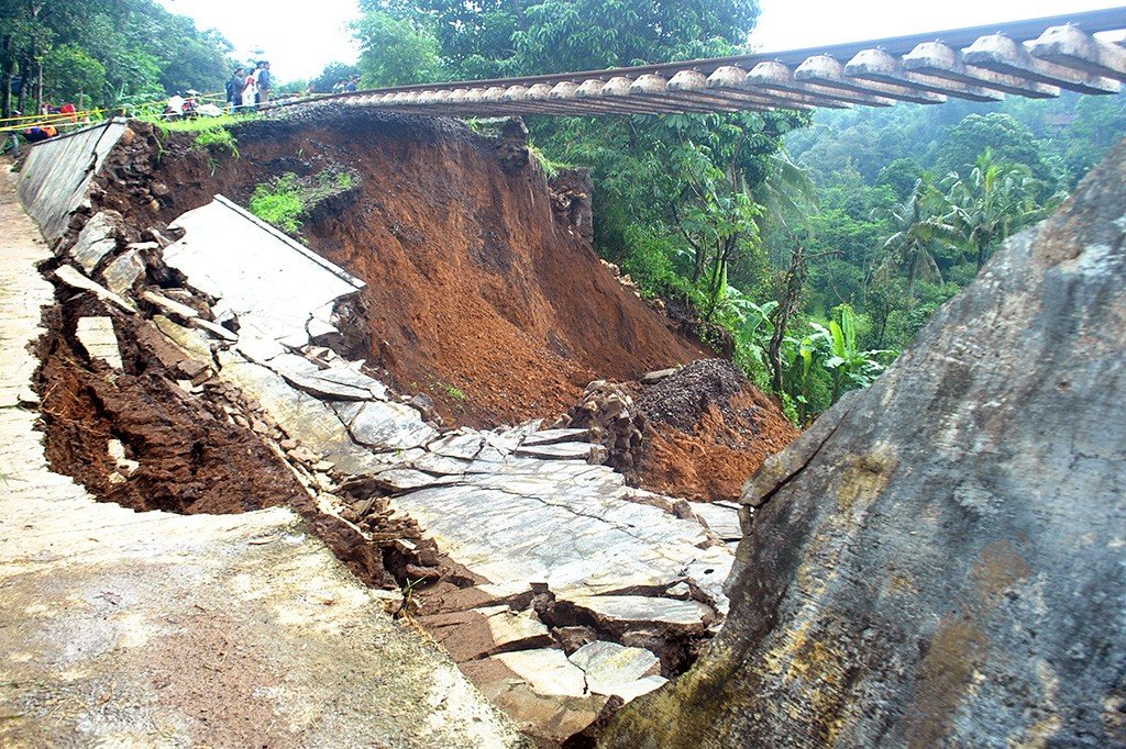 longsor di patianrowo putus akses jalan tol